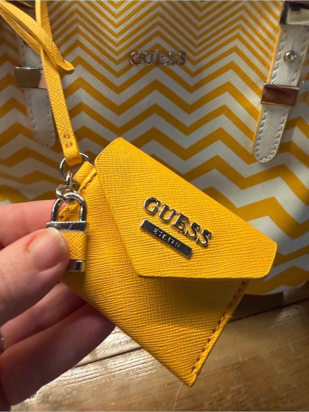 GUESS BNWT Yellow and White Chevron Tote with White Straps Bag Purse - Picture 3 of 13